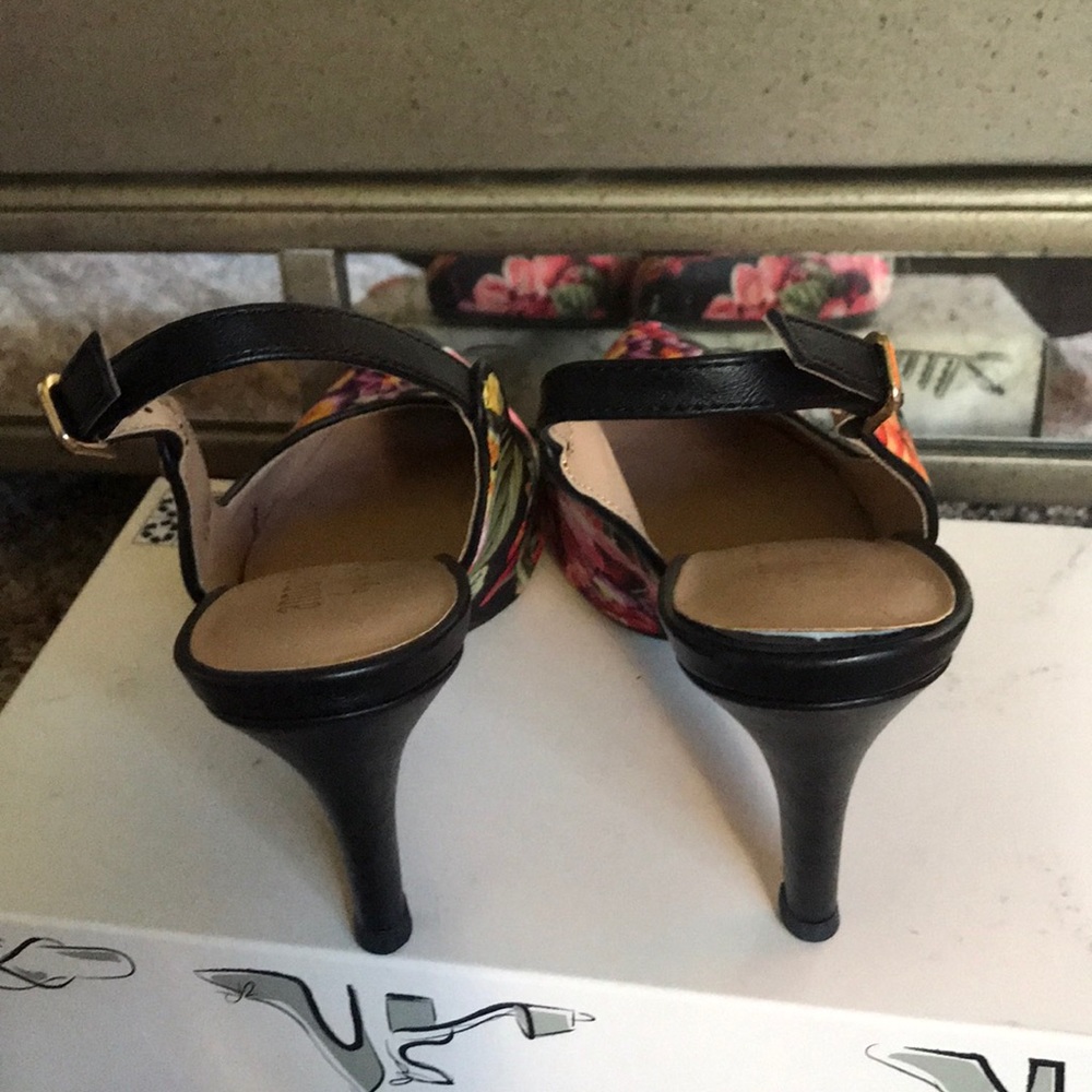 Great condition Multi-Colored Flower Heels. - Picture 4 of 7